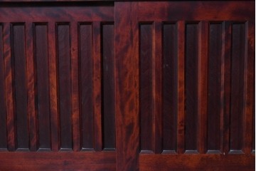 中古　美品　国産民芸家具　カバ材の木味を楽しめる二段重ね水屋箪笥食器棚　(R-085811)