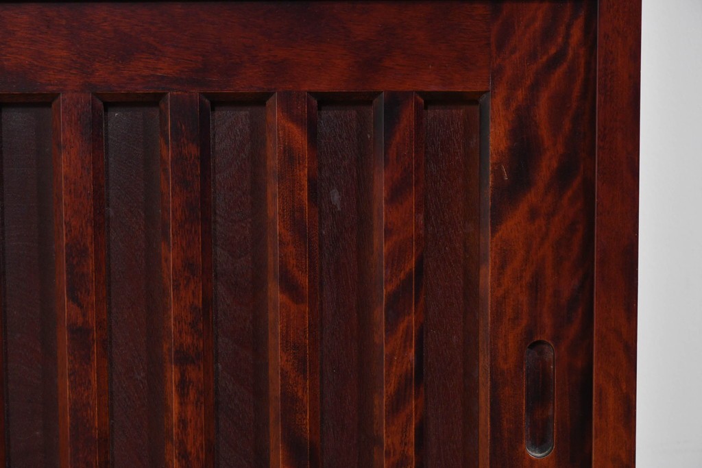 中古　美品　国産民芸家具　カバ材の木味を楽しめる二段重ね水屋箪笥食器棚　(R-085811)