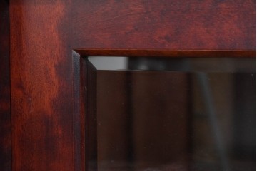 中古　美品　国産民芸家具　カバ材の木味を楽しめる水屋箪笥キャビネット　(R-085812)