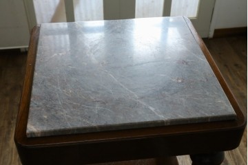 イギリスヴィンテージ　上手物!!　マホガニー材　石天板が特徴的な作りの良い花台　(R-085814)