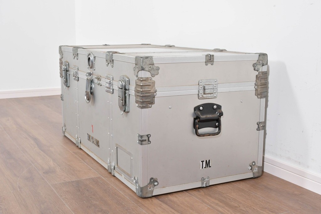 ヴィンテージ　無骨なデザインが男前インテリアにもピッタリのジュラルミン船トランク　(R-085815)