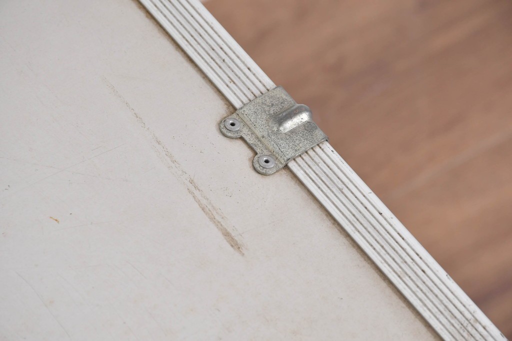 ヴィンテージ　無骨なデザインが男前インテリアにもピッタリのジュラルミン船トランク　(R-085815)