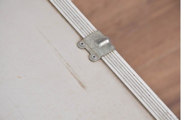 ヴィンテージ　無骨なデザインが男前インテリアにもピッタリのジュラルミン船トランク　(R-085815)