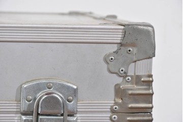 ヴィンテージ　無骨なデザインが男前インテリアにもピッタリのジュラルミン船トランク　(R-085815)