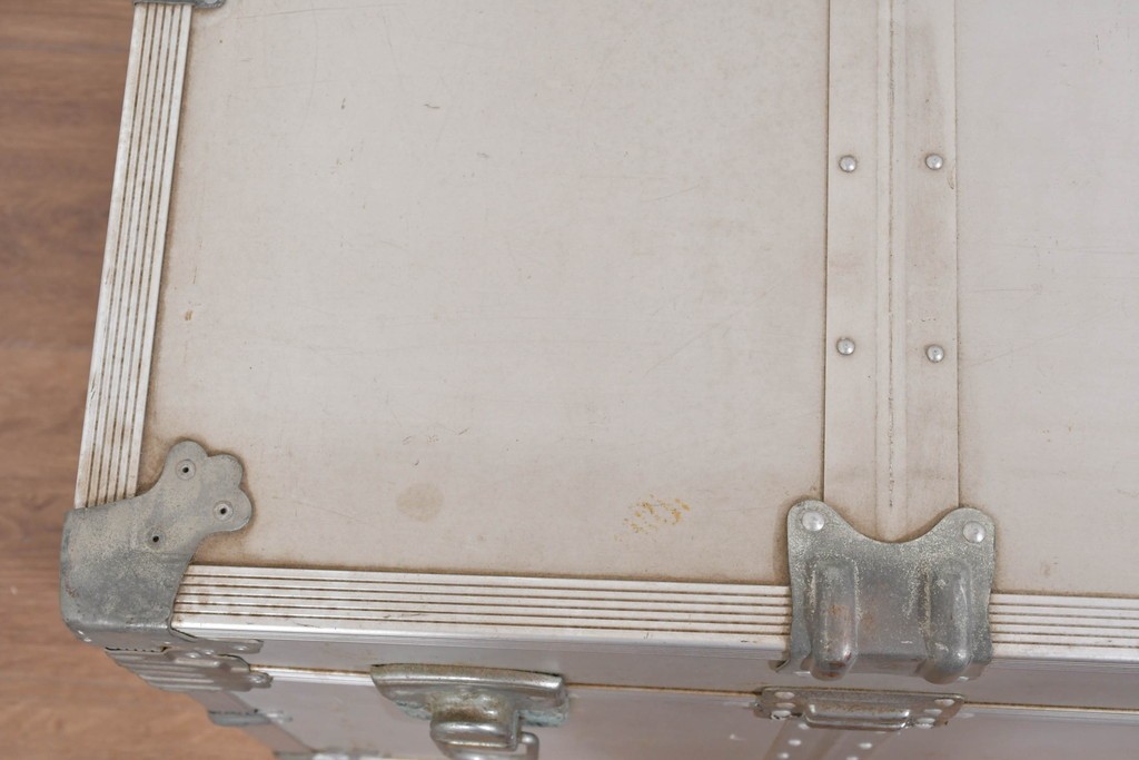 ヴィンテージ　無骨なデザインが男前インテリアにもピッタリのジュラルミン船トランク　(R-085815)