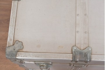 ヴィンテージ　無骨なデザインが男前インテリアにもピッタリのジュラルミン船トランク　(R-085815)