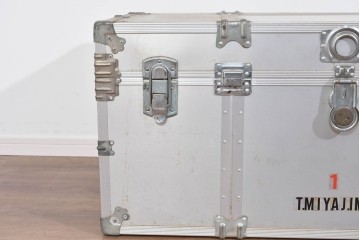 ヴィンテージ　無骨なデザインが男前インテリアにもピッタリのジュラルミン船トランク　(R-085815)