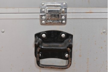 ヴィンテージ　無骨なデザインが男前インテリアにもピッタリのジュラルミン船トランク　(R-085815)