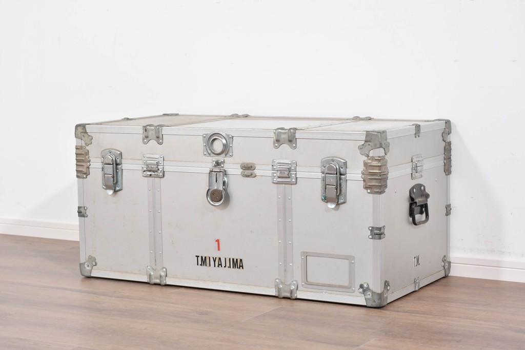 ヴィンテージ　無骨なデザインが男前インテリアにもピッタリのジュラルミン船トランク　(R-085815)