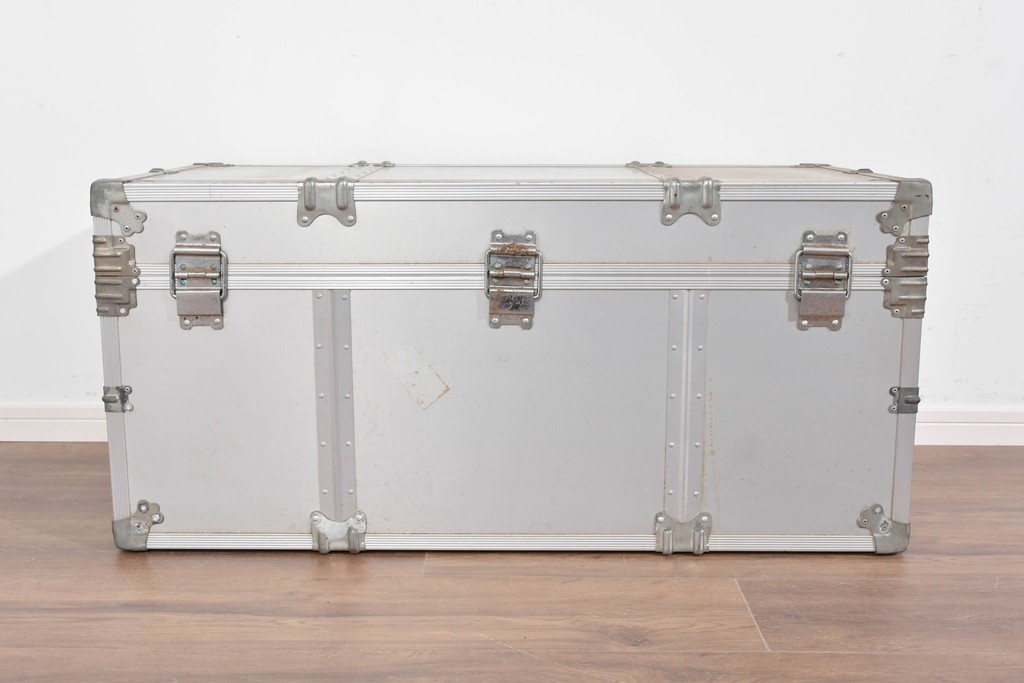 ヴィンテージ　無骨なデザインが男前インテリアにもピッタリのジュラルミン船トランク　(R-085815)
