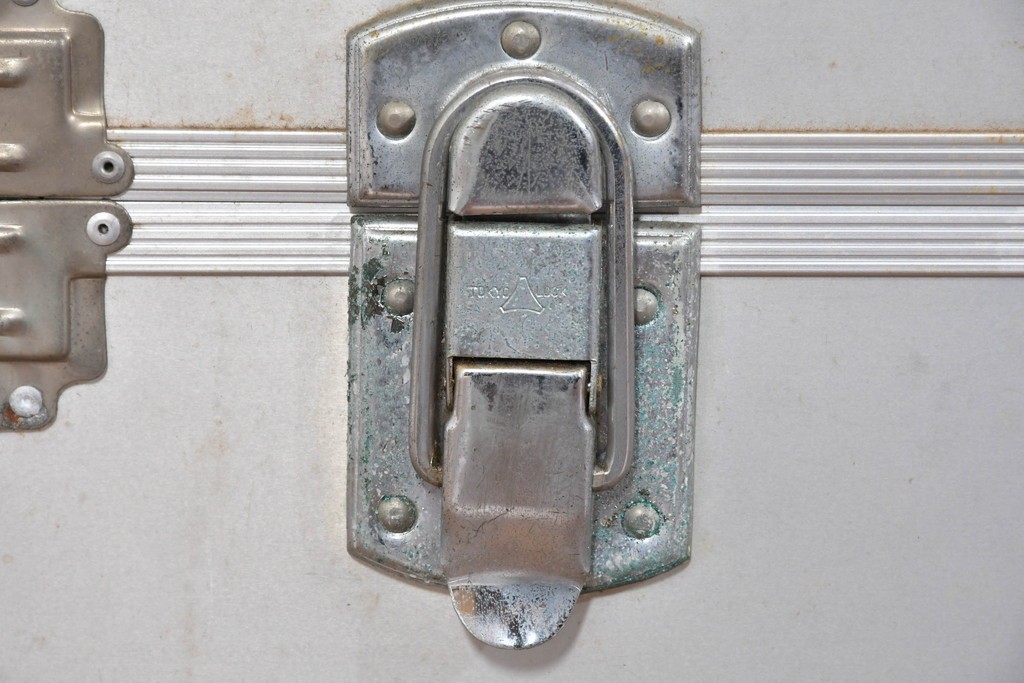 ヴィンテージ　無骨なデザインが男前インテリアにもピッタリのジュラルミン船トランク　(R-085815)