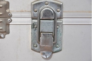 ヴィンテージ　無骨なデザインが男前インテリアにもピッタリのジュラルミン船トランク　(R-085815)