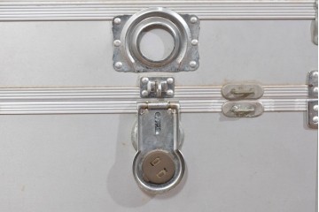 ヴィンテージ　無骨なデザインが男前インテリアにもピッタリのジュラルミン船トランク　(R-085815)