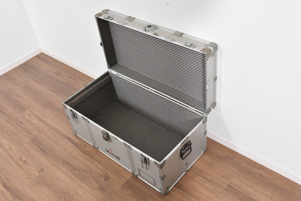 ヴィンテージ　無骨なデザインが男前インテリアにもピッタリのジュラルミン船トランク　(R-085815)