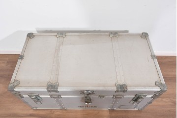 ヴィンテージ　無骨なデザインが男前インテリアにもピッタリのジュラルミン船トランク　(R-085815)