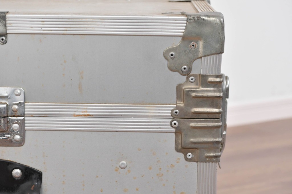 ヴィンテージ　無骨なデザインが男前インテリアにもピッタリのジュラルミン船トランク　(R-085815)