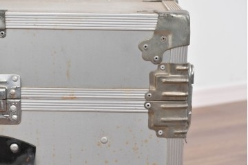 ヴィンテージ　無骨なデザインが男前インテリアにもピッタリのジュラルミン船トランク　(R-085815)