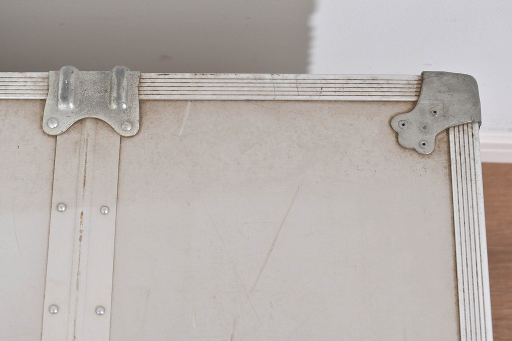 ヴィンテージ　無骨なデザインが男前インテリアにもピッタリのジュラルミン船トランク　(R-085815)