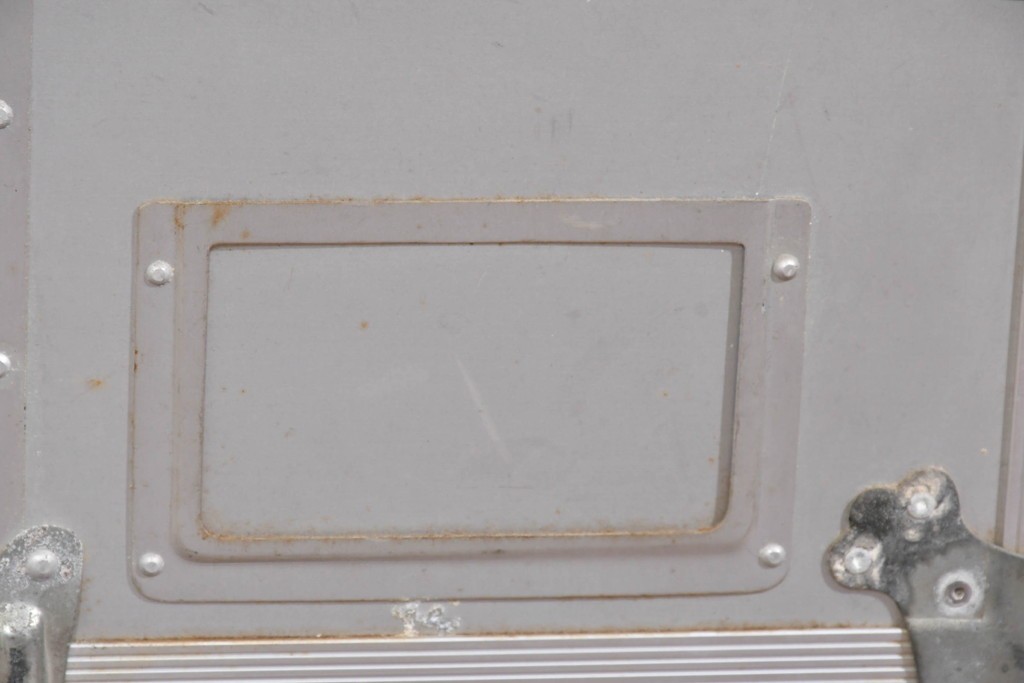 ヴィンテージ　無骨なデザインが男前インテリアにもピッタリのジュラルミン船トランク　(R-085815)