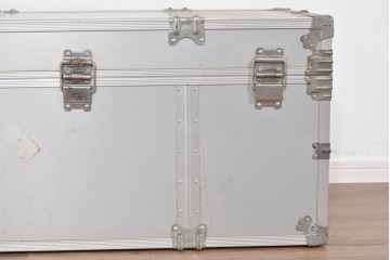 ヴィンテージ　無骨なデザインが男前インテリアにもピッタリのジュラルミン船トランク　(R-085815)
