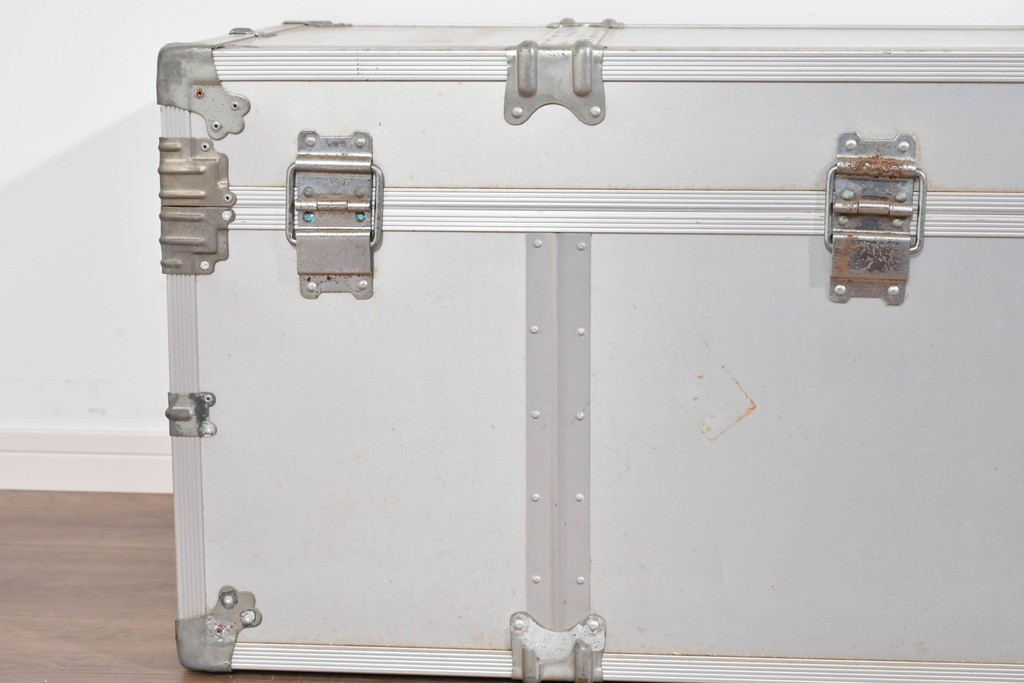 ヴィンテージ　無骨なデザインが男前インテリアにもピッタリのジュラルミン船トランク　(R-085815)