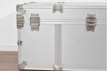 ヴィンテージ　無骨なデザインが男前インテリアにもピッタリのジュラルミン船トランク　(R-085815)