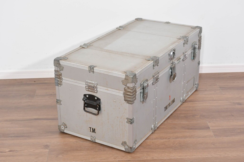 ヴィンテージ　無骨なデザインが男前インテリアにもピッタリのジュラルミン船トランク　(R-085815)
