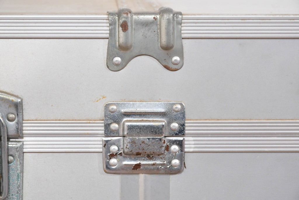 ヴィンテージ　無骨なデザインが男前インテリアにもピッタリのジュラルミン船トランク　(R-085815)