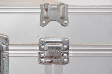 ヴィンテージ　無骨なデザインが男前インテリアにもピッタリのジュラルミン船トランク　(R-085815)