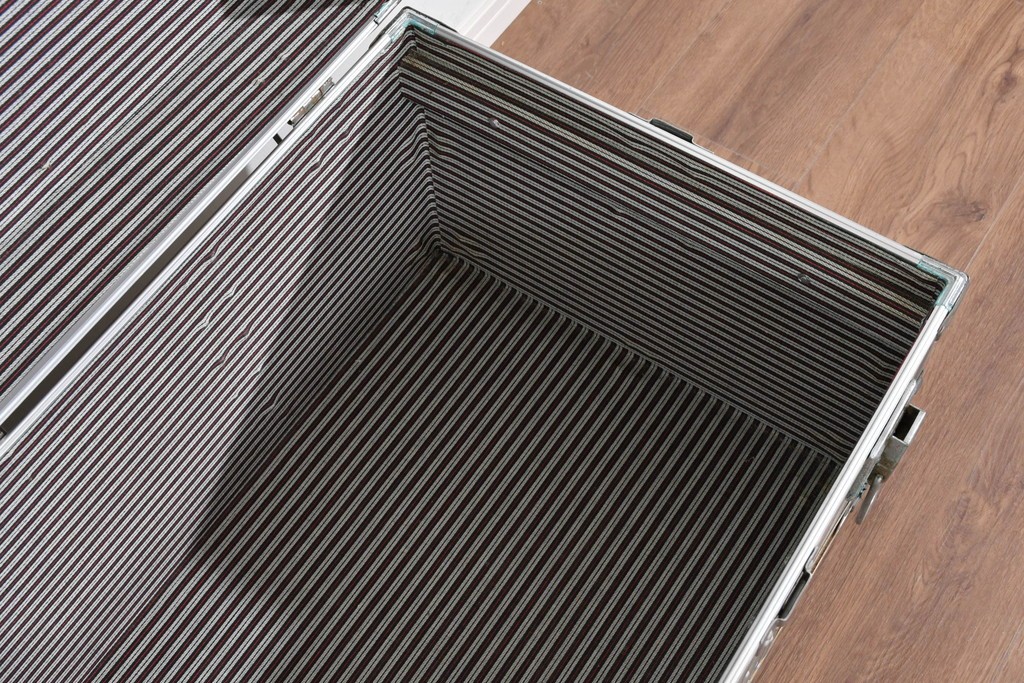 ヴィンテージ　無骨なデザインが男前インテリアにもピッタリのジュラルミン船トランク　(R-085815)