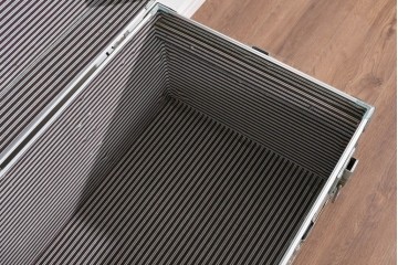 ヴィンテージ　無骨なデザインが男前インテリアにもピッタリのジュラルミン船トランク　(R-085815)