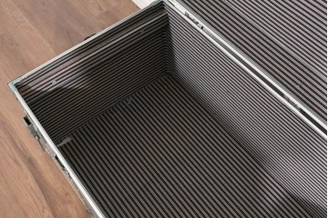 ヴィンテージ　無骨なデザインが男前インテリアにもピッタリのジュラルミン船トランク　(R-085815)