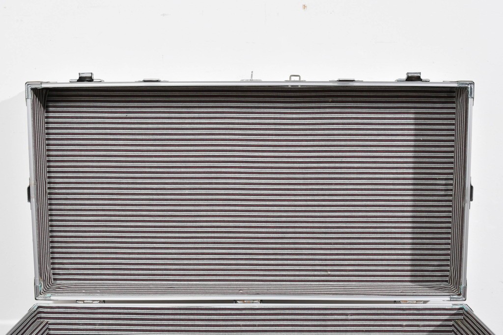 ヴィンテージ　無骨なデザインが男前インテリアにもピッタリのジュラルミン船トランク　(R-085815)