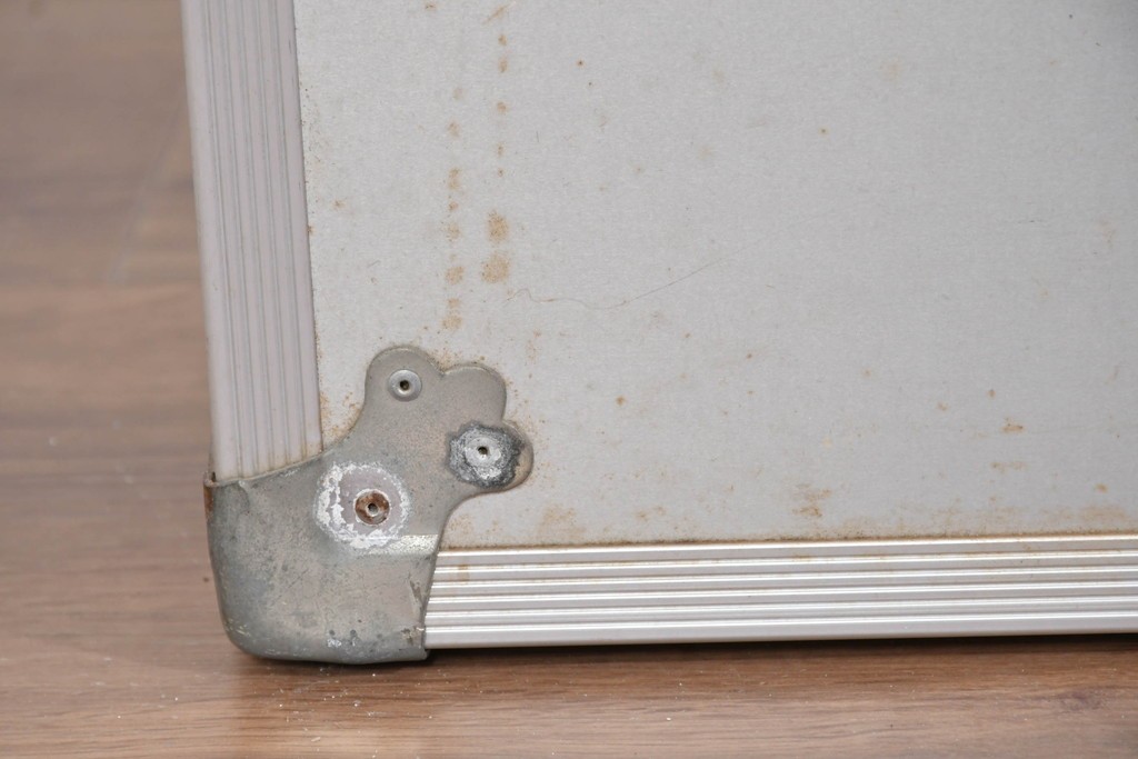 ヴィンテージ　無骨なデザインが男前インテリアにもピッタリのジュラルミン船トランク　(R-085815)