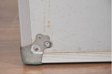 ヴィンテージ　無骨なデザインが男前インテリアにもピッタリのジュラルミン船トランク　(R-085815)