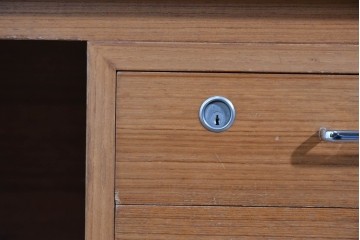 和製ヴィンテージ　天童木工　ナラ材　充実した収納で機能性バッチリのデスク　現行定価約52万円　(R-085816)