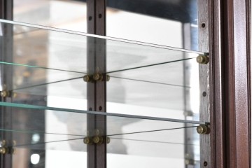 中古　美品　希少な廃番品　カリモク家具(karimoku)　domani(ドマーニ)　QUEENS LIFE(クイーンズライフ)　ミラーバックのキャビネット　現行推定定価約110万円　(R-085819)