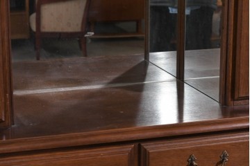 中古　美品　希少な廃番品　カリモク家具(karimoku)　domani(ドマーニ)　QUEENS LIFE(クイーンズライフ)　ミラーバックのキャビネット　現行推定定価約110万円　(R-085819)