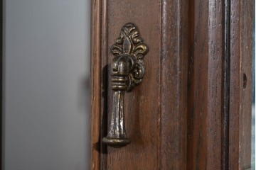 中古　美品　希少な廃番品　カリモク家具(karimoku)　domani(ドマーニ)　QUEENS LIFE(クイーンズライフ)　ミラーバックのキャビネット　現行推定定価約110万円　(R-085819)