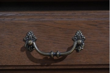 中古　美品　希少な廃番品　カリモク家具(karimoku)　domani(ドマーニ)　QUEENS LIFE(クイーンズライフ)　ミラーバックのキャビネット　現行推定定価約110万円　(R-085819)