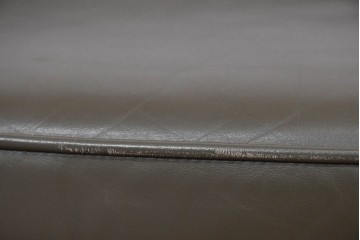 中古　maruni(マルニ木工)　地中海ロイヤルシリーズ　本革(レザー)　気品ある佇まいのラウンジチェア　定価約48万円　(R-085821)