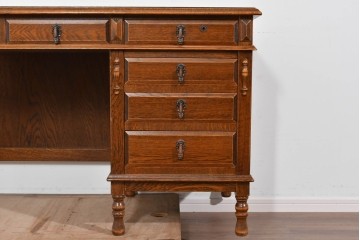 中古　美品　希少な廃番品　三越家具(現カントリーハウス)　Brugge(ブルージュ)　重厚感のある佇まいとクラシカルな装飾が魅力のデスク　(R-085829)