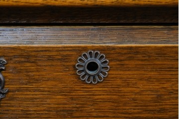 中古　美品　希少な廃番品　三越家具(現カントリーハウス)　Brugge(ブルージュ)　重厚感のある佇まいとクラシカルな装飾が魅力のデスク　(R-085829)