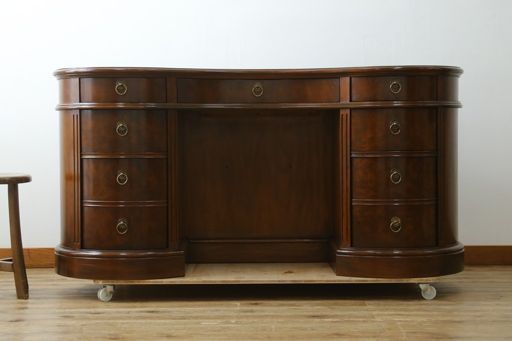 中古　DREXEL HERITAGE(ドレクセルヘリテイジ)　Cameo Classics(キャメオクラシックス)　気品ある曲面フォルムと木目が魅力のキドニーデスク　(R-085830)