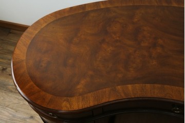 中古　DREXEL HERITAGE(ドレクセルヘリテイジ)　Cameo Classics(キャメオクラシックス)　気品ある曲面フォルムと木目が魅力のキドニーデスク　(R-085830)