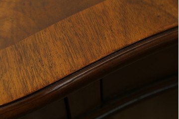 中古　DREXEL HERITAGE(ドレクセルヘリテイジ)　Cameo Classics(キャメオクラシックス)　気品ある曲面フォルムと木目が魅力のキドニーデスク　(R-085830)