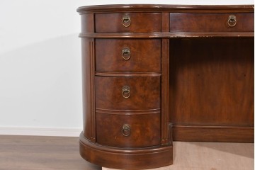 中古　DREXEL HERITAGE(ドレクセルヘリテイジ)　Cameo Classics(キャメオクラシックス)　気品ある曲面フォルムと木目が魅力のキドニーデスク　(R-085830)