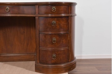 中古　DREXEL HERITAGE(ドレクセルヘリテイジ)　Cameo Classics(キャメオクラシックス)　気品ある曲面フォルムと木目が魅力のキドニーデスク　(R-085830)