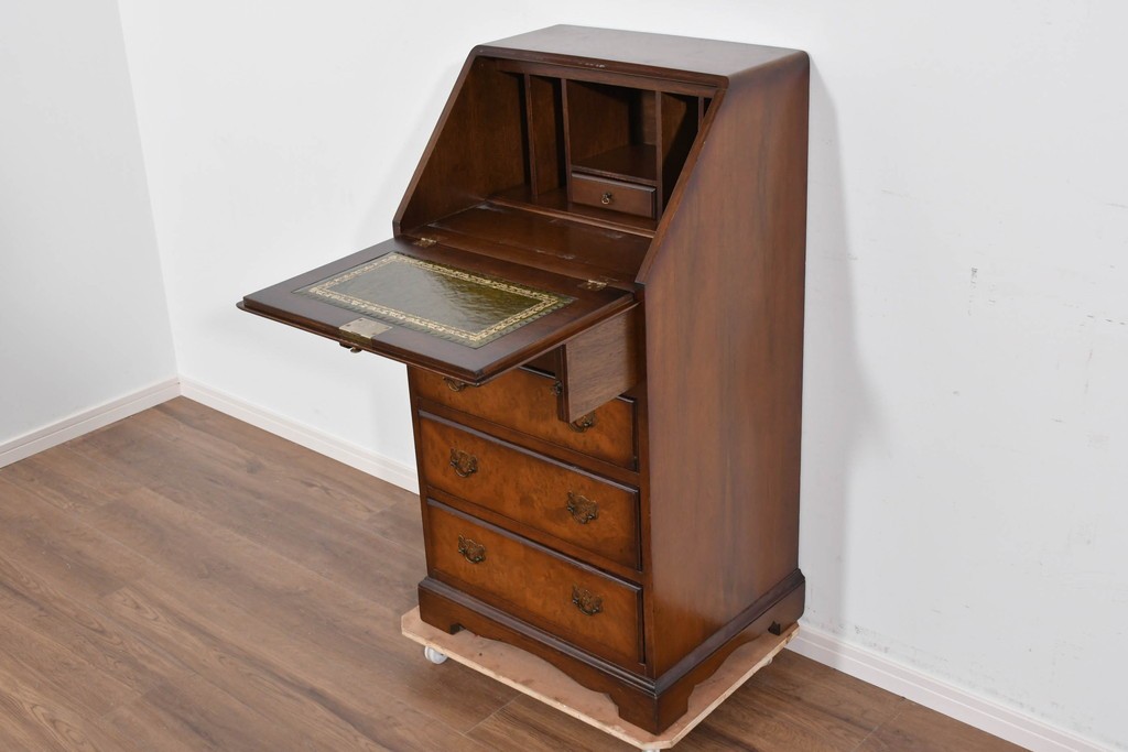 イギリスヴィンテージ　人気の幅狭サイズ　マホガニー材　レザートップのライティングビューロー　(R-085831)