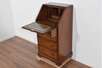 イギリスヴィンテージ　人気の幅狭サイズ　マホガニー材　レザートップのライティングビューロー　(R-085831)